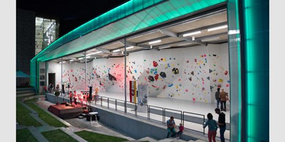 Ausflug mit Kindern - Brixen - Boulderwettkampfanlage bei Nacht - Kletterhalle Vertikale