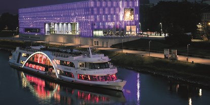 Ausflug mit Kindern - Ausflugsziel ist: eine Schifffahrt - Das Kristallschiff vor dem Kunstmuseum Lentos. - Donauschifffahrt Wurm & Noé