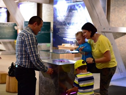 Ausflug mit Kindern - Ausflugsziel ist: ein Museum - Probieren geht über Studieren :-) - Kräftereich St. Jakob im Walde