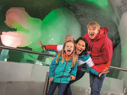 Ausflug mit Kindern - Alter der Kinder: 1 bis 2 Jahre - Erlebe eine Zeitreise durch die Geschichte im Dachstein Eispalast. - Dachstein Seilbahn & Gletscher