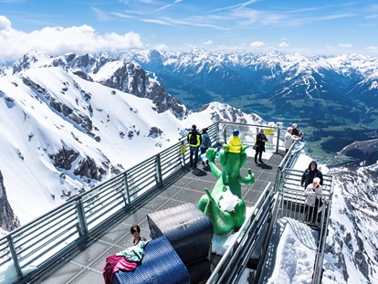 Ausflug mit Kindern - Alter der Kinder: 0 bis 1 Jahre - Der Dachstein Sky Walk garantiert einzigartige Aus- und Tiefblicke. - Dachstein Seilbahn & Gletscher