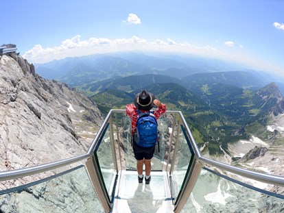 Ausflug mit Kindern - Alter der Kinder: 6 bis 10 Jahre - Die Treppe ins Nichts führt dich über 14 schmale Stufen hinab auf ein Glaspodest in schwindelerregender Höhe. - Dachstein Seilbahn & Gletscher
