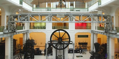 Ausflug mit Kindern - Donauraum - Mittelhalle mit Etrich-Taube und Prick´schem Rad - Technisches Museum Wien
