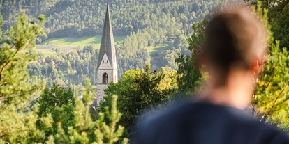 Ausflug mit Kindern - Trentino-Südtirol - Blick zur Agumser Kirche - Familienwanderung auf dem "Gumperle"-Weg