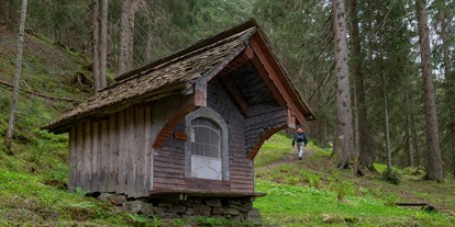 Ausflug mit Kindern - Ausflugsziel ist: ein Weg - Vorarlberg - Das "Bruderhüsli" im Dalaaser Wald am Kristberg im Silbertal, dem Genießerberg im Montafon - Der Sagenwanderweg (Sagenweg) vom Kristberg ins Silbertal