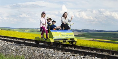 Ausflug mit Kindern - Niederösterreich - Radfahren auf Schienen- duch die Weite des Naturparks Leiser Berge. - Weinviertel Draisine