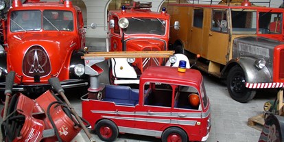 Ausflug mit Kindern - Frankfurt Rhein-Main - Kleine Drehleiter von einem Kinderkarussell inmitten der "großen Brüder - Deutsches Feuerwehr-Museum Fulda