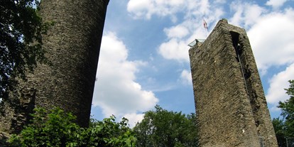 Ausflug mit Kindern - Taunus - Burggelände mit Bastion und Wohnturm - Burgruine Reifenberg