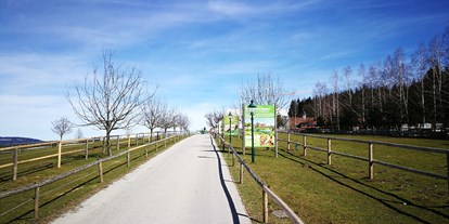 Ausflug mit Kindern - Ausflugsziel ist: ein Tierpark - Eingang und Straße zum Gut Aiderbichl  - Gut Aiderbichl Henndorf