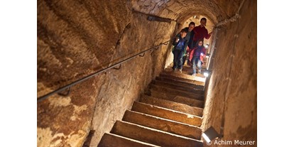 Ausflug mit Kindern - Hohnstein - Familie im Tiefkeller (nur mit Führung zugänglich) - Festung Königstein