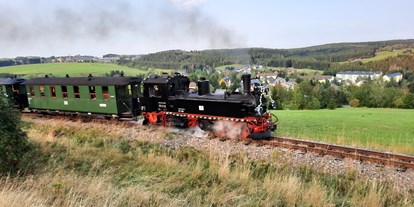 Ausflug mit Kindern - Eibenstock - Kurz vor dem Bahnhof Schönheide bietet sich eine Aussicht auf das Westerzgebirge. - Museumsbahn Schönheide