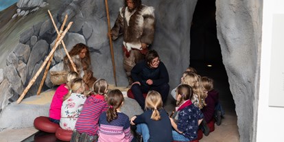 Ausflug mit Kindern - Nordrhein-Westfalen - In der Höhle erfahren die Besucher, wie die Menschen in der Steinzeit im Sauerland gelebt haben - Sauerland-Museum