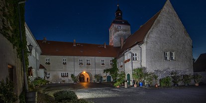 Ausflug mit Kindern - sehenswerter Ort: Burg - der obere Burghof wird oft für kleine Konzerte genutzt. Im Torhaus befindet sich ein umfangreiches Museum und im alten Palas das Atelier eines Malers. - Wasserburg Egeln