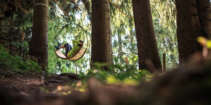 Ausflug mit Kindern - Waldschaukel, zu entdecken auf den Wanderwegen - Saalfelden Leogang