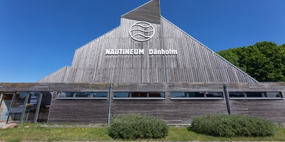Ausflug mit Kindern - Greifswald - Die 14 Meter hohe Bootshalle fällt durch ihre besondere Architektur auf - NAUTINEUM Stralsund