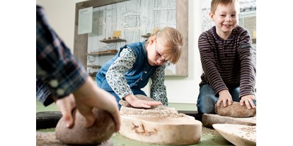 Ausflug mit Kindern - Eutin - Getreidemahlen wie in der Steinzeit - zeiTTor - Museum der Stadt Neustadt in Holstein