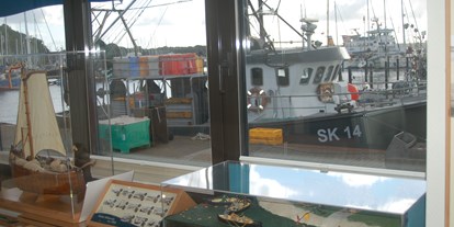 Ausflug mit Kindern - Damp - Blick aus dem Infopavillon auf einen Fischkutter im Hafen - Infopavillon Fischereimuseum Heikendorf