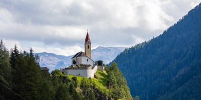 Ausflug mit Kindern - Trentino-Südtirol - Dorfkirche Katharinaberg Peter Santer - Bogenschießen am Moarhof