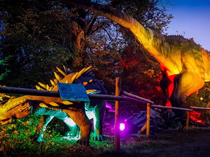 Ausflug mit Kindern - Ausflugsziel ist: ein Tierpark - Nach der Dämmerung beleuchtet - Dino Tattendorf