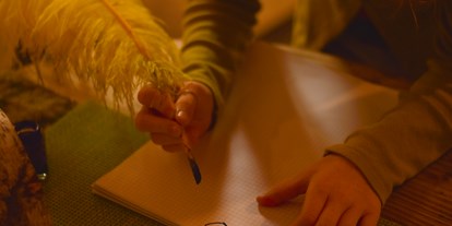 Ausflug mit Kindern - Artstetten - mit Straußenfeder schreiben - Straußenhof Halmer