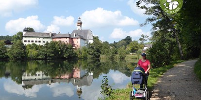 Ausflug mit Kindern - Bayern - Der Blick auf das Kloster begleitet euch fast die gesamte Runde.  - Höglwörther See 