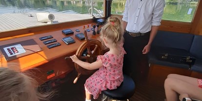 Ausflug mit Kindern - Ausflugsziel ist: eine Schifffahrt - Auch die Kinder dürfen Kapitän sein - Seenland Schifffahrt - Mattsee und Obertrumer See