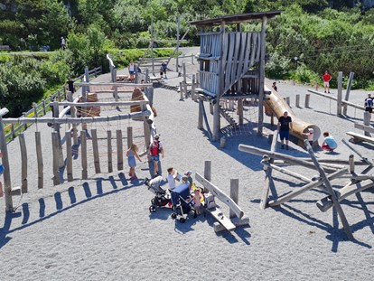Ausflug mit Kindern - Alter der Kinder: 4 bis 6 Jahre - Triassic Park  Steinplatte Waidring