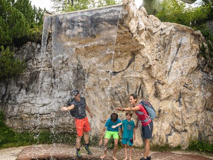Ausflug mit Kindern - Alter der Kinder: 2 bis 4 Jahre - Steinplatte Waidring Triassic Park  - Triassic Park  Steinplatte Waidring