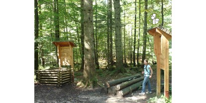 Ausflug mit Kindern - Bayern - Die meisten Stationen setzen sich mit dem Thema Wald auseinander. Da gibt es viel zu erfahren.  - Erlebnispfad Frillensee bei Adlgaß