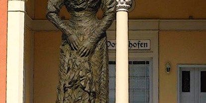 Ausflug mit Kindern - Starnberger See - Sisi Bronzestatue vor dem Kaiserin Elisabeth Museum in Possenhofen - Kaiserin Elisabeth Museum