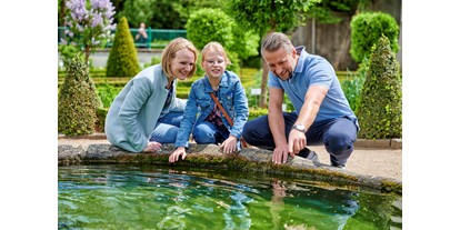 Ausflug mit Kindern - Bayern - Um den Goldfischteich im Leonhard-Fuchs-Garten kommt keine Familie mit kleinen Kindern vorbei - egal zu welcher Jahreszeit - Hohenzollernresidenz Ansbach