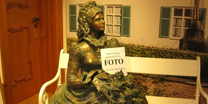 Ausflug mit Kindern - Bayerisch-Schwaben - Bronzefigur von Kaiserin Elisabeth. Besucher können sich mit ihr fotografieren lassen.  - Wasserschloss Unterwittelsbach 