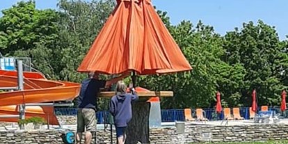 Ausflug mit Kindern - Bad: Freibad - Viele Schirme stehen gratis zu Verfügung  - Erlebnis-Freibad Eggenburg 