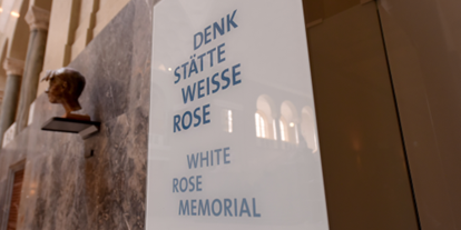 Ausflug mit Kindern - Münchner Umland - Eingangstafel der DenkStätte Weiße Rose am Lichthof der Ludwig-Maximilians-Universität München - DenkStätte Weiße Rose