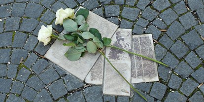 Ausflug mit Kindern - München - Bodendenkmal zur Weißen Rose vor dem Haupteingang der Ludwig-Maximilians-Universität  - DenkStätte Weiße Rose