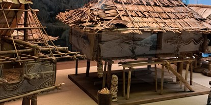 Ausflug mit Kindern - Franken - Pfahlhausmodelle aus Papua Neuguinea  - Naturhistorisches Museum