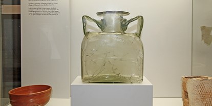 Ausflug mit Kindern - Bayern - Römische Flasche für kostbare Flüssigkeiten. - Südschwäbisches Archäologie-Museum im Jesuitenkolleg