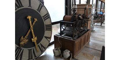 Ausflug mit Kindern - Bayerisch-Schwaben - Zifferblatt einer Kirchturmuhr
ehemaliges Uhrwerk von St. Martin, Wertingen - Heimatmuseum Wertingen
