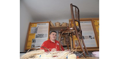 Ausflug mit Kindern - Ausflugsziel ist: ein Schaubetrieb - zur Korbflechterei gehört auch das Einflechten von Thonetstühlen mit dem Wiener Geflecht   - Kloster-Schul-Werkstätten & Museum Schönbach