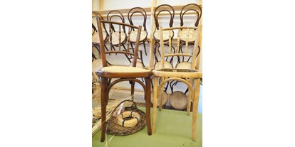 Ausflug mit Kindern - Artstetten - eine große Auswahl an Stühlen werden auch zum Verkauf angeboten, hier gibt es schöne Einzelstücke.  - Kloster-Schul-Werkstätten & Museum Schönbach