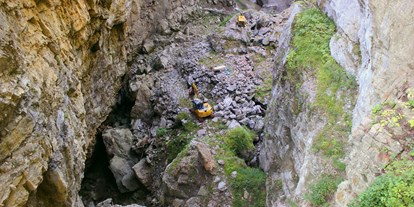 Ausflug mit Kindern - Vorarlberg - Die Abbruchstelle des Fels, der Bagger darauf wirkt wie Spielzeug - Rappenlochschlucht & Alplochschlucht