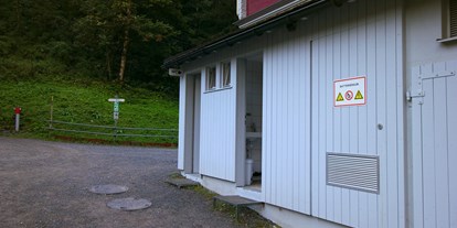 Ausflug mit Kindern - Vorarlberg - Am Ende des Sees befinden sich sanitäre Einrichtungen, ein Kiosk und ein Stelle an der Kinder tolle im Wasser spielen können - Rappenlochschlucht & Alplochschlucht