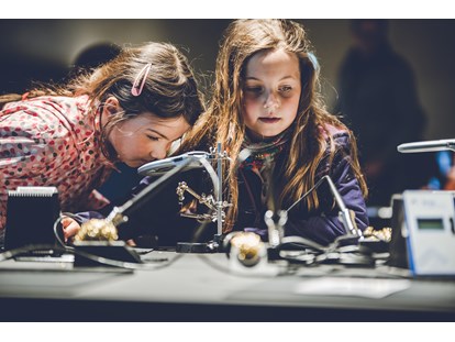 Ausflug mit Kindern - Ausflugsziel ist: ein Museum - Kinder und Jugendliche von 6- bis 18 Jahren können sich auf Workshops (unter Voranmeldung) im Innovation Lab freuen. Learning by doing: Bei uns erhältst du Basiswissen in den Bereichen Elektrotechnik, 3-D- und digitaler Gestaltung.  - KTM Motohall