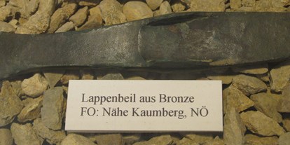 Ausflug mit Kindern - Wienerwald - Ein Bronze-Lappenbeil (Bronzezeit) aus dem Raum Kaumberg, NÖ. (Foto M. Götzinger) - Wienerwaldmuseum Eichgraben
