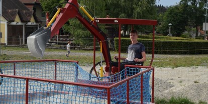 Ausflug mit Kindern - Niederösterreich - Hydraulischer Minibagger mit Joystick-Steuerung - Kinderparadies Wirtshaus zur Minidampfbahn