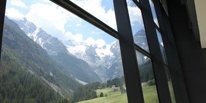 Ausflug mit Kindern - Trentino-Südtirol - Ausblick aus dem Besucherzentrum naturatrafoi des Nationalparks Stilfserjoch - Nationalparkhaus naturatrafoi