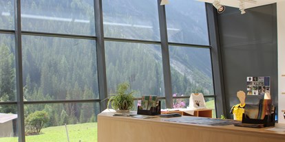 Ausflug mit Kindern - Trentino-Südtirol - Ausblick aus dem Besucherzentrum naturatrafoi des Nationalparks Stilfserjoch - Informationspunkt und Shop - Nationalparkhaus naturatrafoi