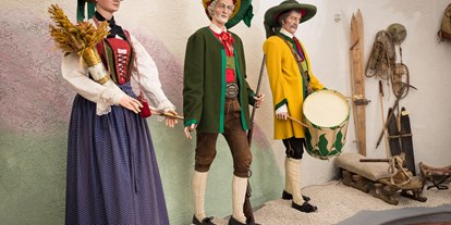 Ausflug mit Kindern - Villnöss - Trachtenbekleidung der verschiedenen Vereine im Dorf - Museum Steinegg
