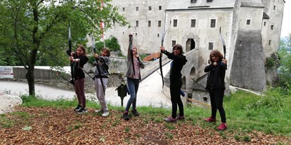 Ausflug mit Kindern - sehenswerter Ort: Burg - Bogenparcours Burg Altpernstein - Burg Altpernstein
