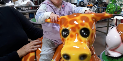 Ausflug mit Kindern - Ausflugsziel ist: ein Tierpark - Klara mit dem Kleinkinder Elektroauto - Tier-, Wild- und Spielpark Preding